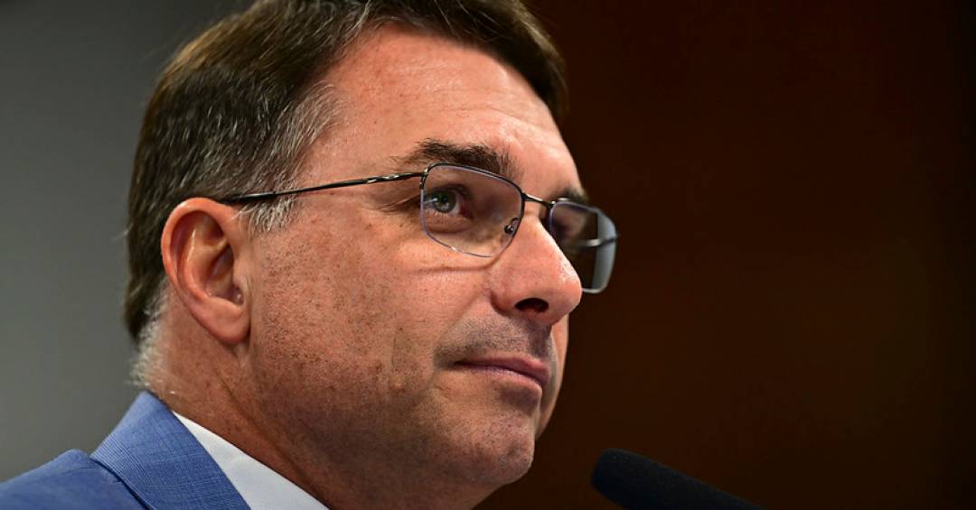 Flávio Bolsonaro lança jingle de campanha feito por IA: “Entrar com o pé direito”