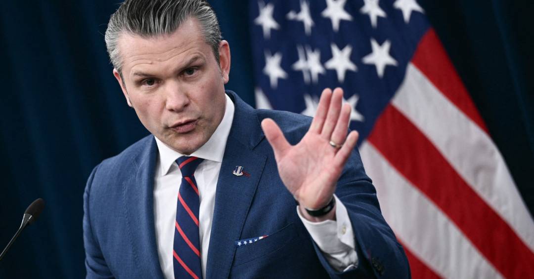 Hegseth garante que cessar-fogo com Irã ‘não acabou’ apesar de ataques em Ormuz