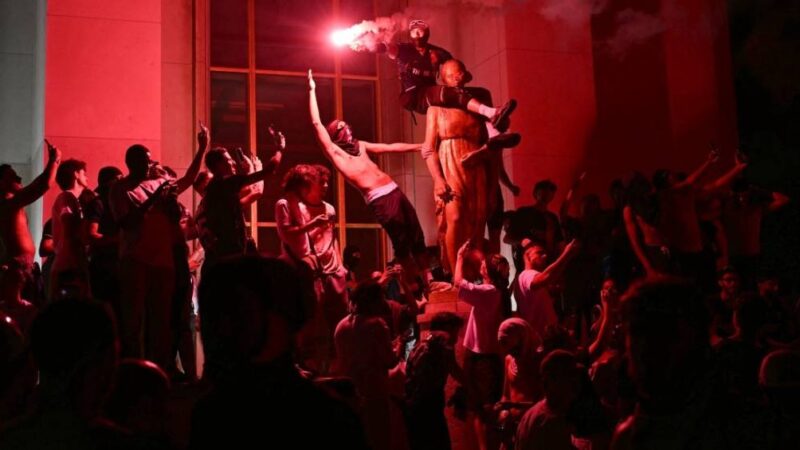 Paris tem centenas de detidos em meio a comemoração por vitória do PSG