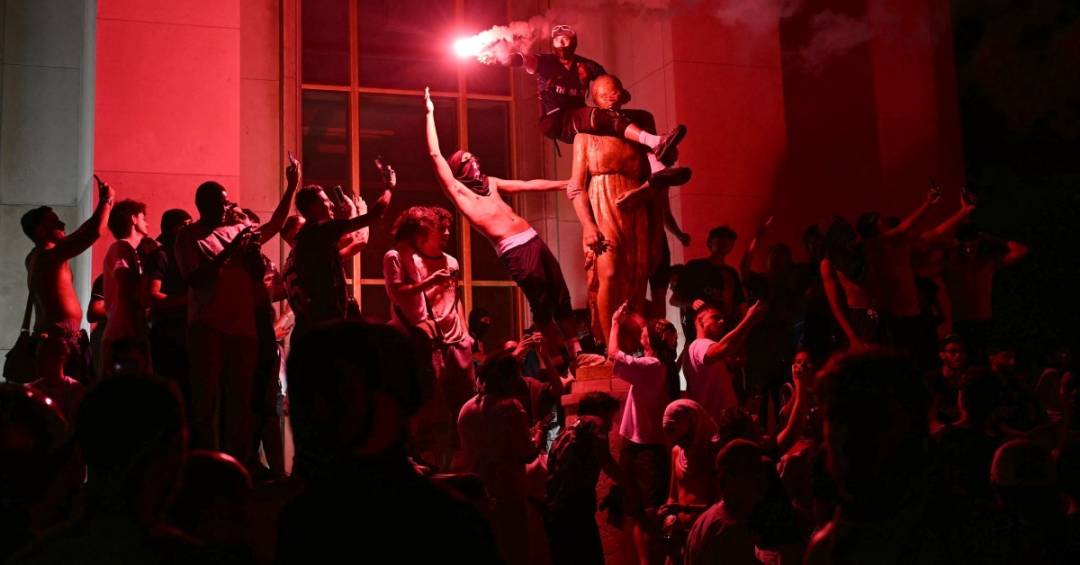Paris tem centenas de detidos em meio a comemoração por vitória do PSG