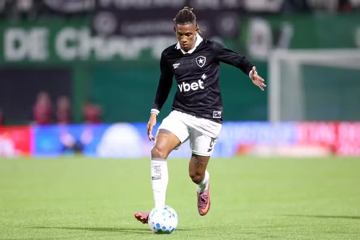 Afastado, Danilo não será relacionado até a Copa do Mundo e não deve voltar a jogar pelo Botafogo