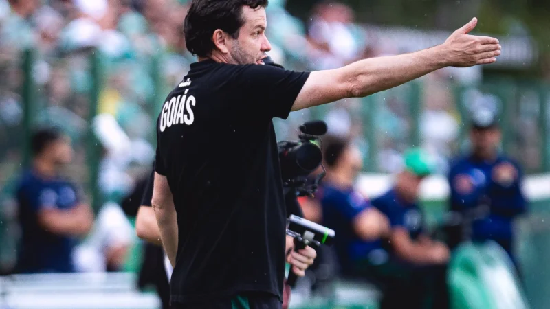 Após vitória no clássico, Daniel Paulista desabafa por informação vazada de dentro do clube: “trabalham contra o Goiás”