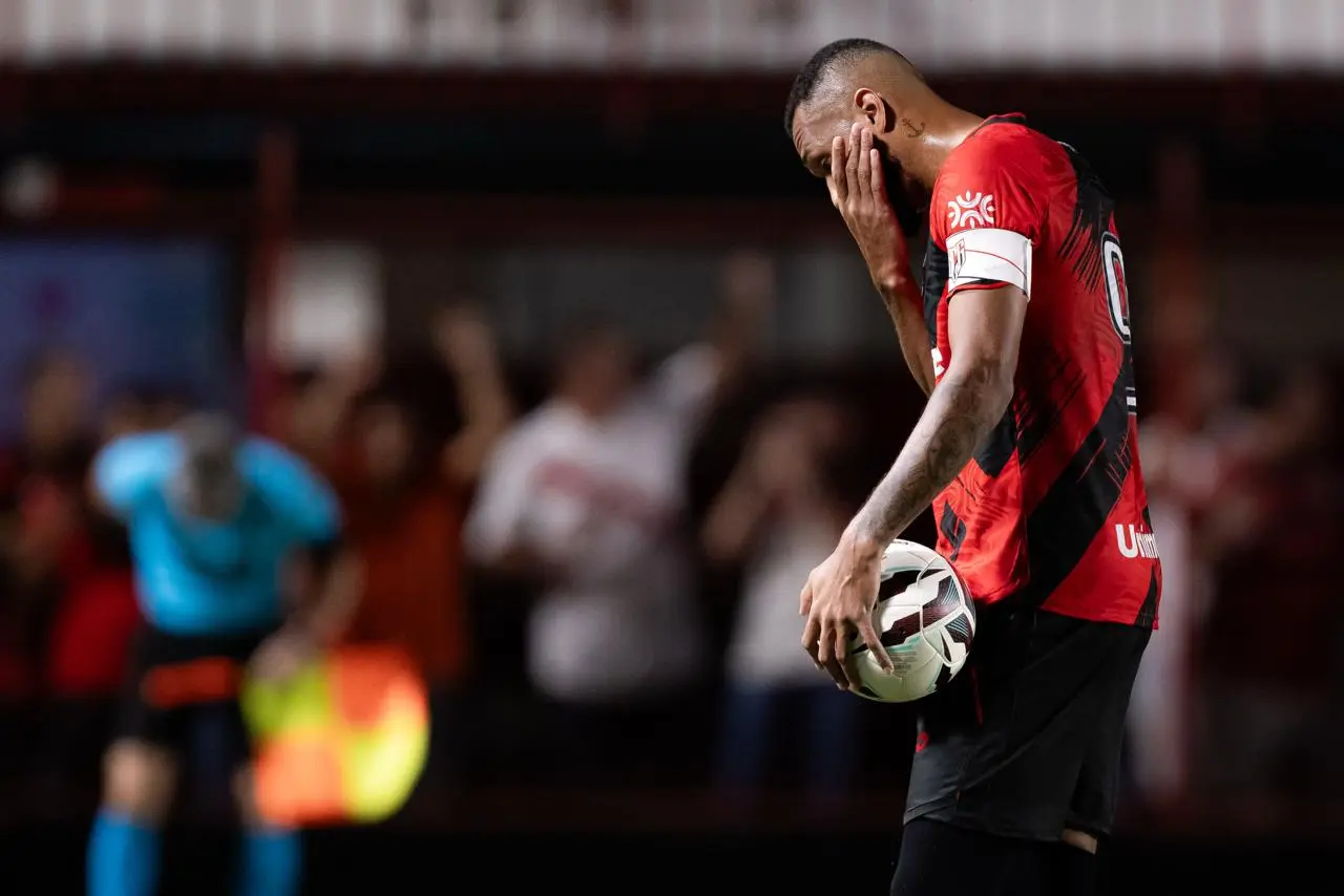 Atlético perde pênalti, para em Jandrei e fica no empate sem gols com o Juventude