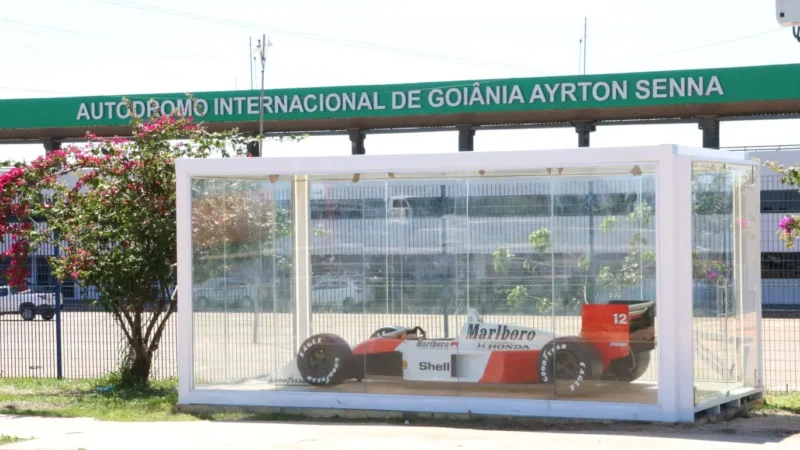 Autódromo de Goiânia exibe réplica da McLaren de Ayrton Senna