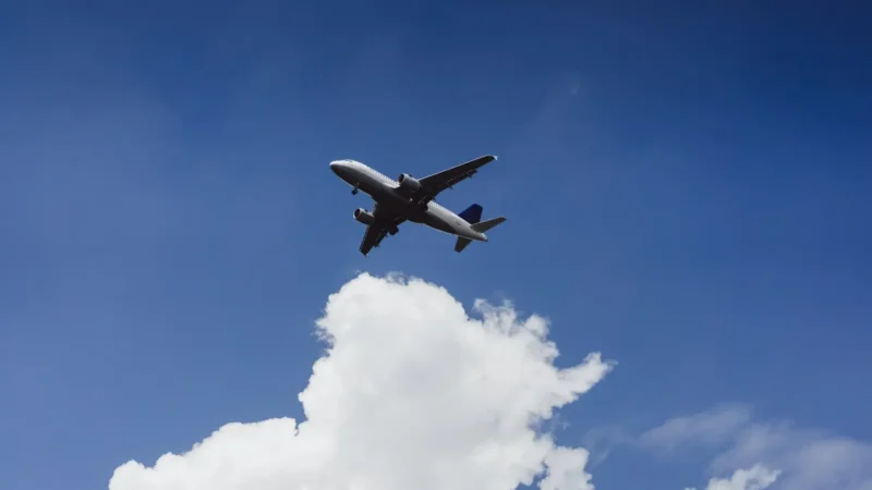 Avião atropela pessoa durante decolagem em aeroporto