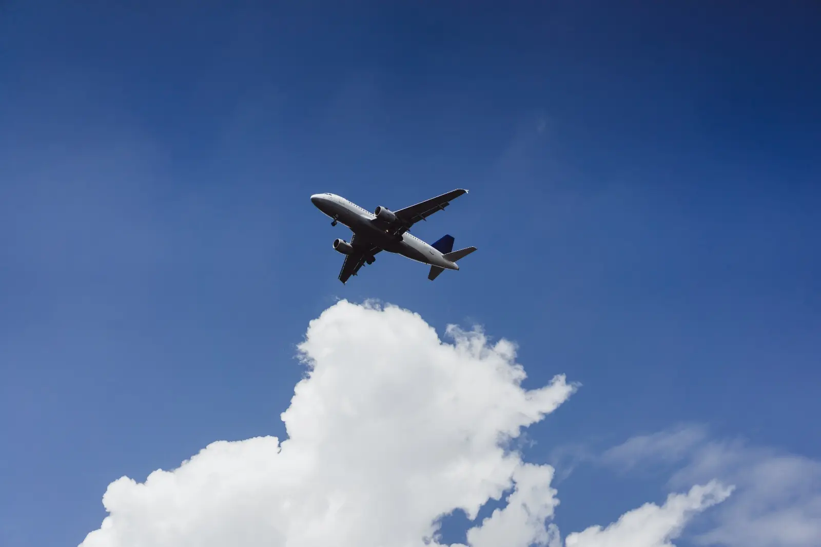 Avião atropela pessoa durante decolagem em aeroporto