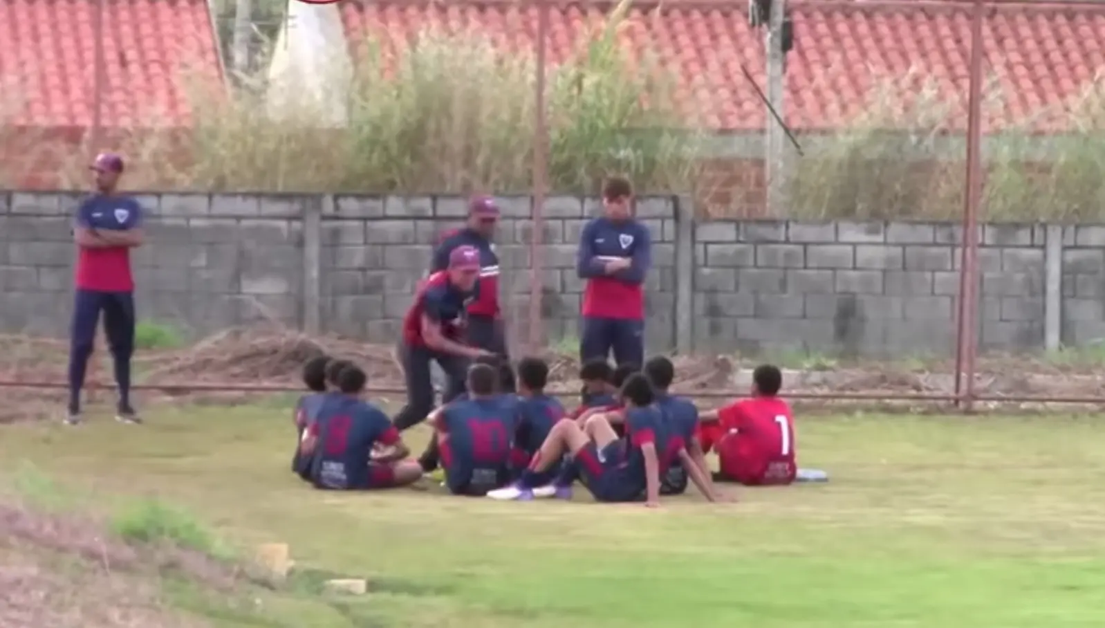 “Bando de moça”: presidente xinga garotos do sub-15 durante intervalo de jogo que teve até bomba em campo