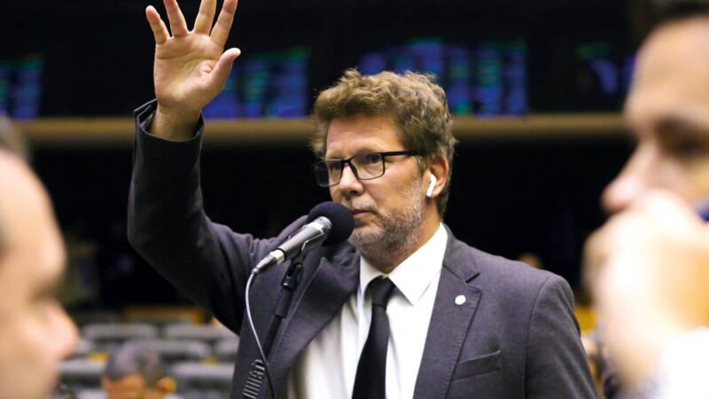 Postura de Mário Frias desagrada Motta e Mesa pode propor punição ao deputado do PL