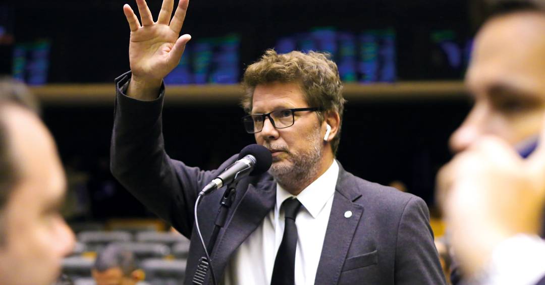Postura de Mário Frias desagrada Motta e Mesa pode propor punição ao deputado do PL