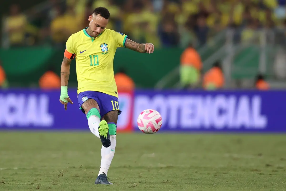 CBF diz que recebeu laudo sobre lesão de Neymar e que vai avaliá-lo em apresentação em Teresópolis