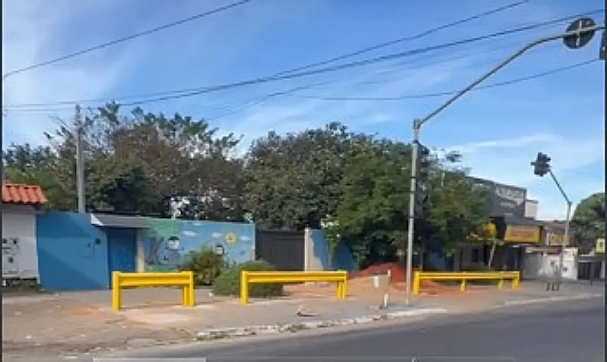 CMEI ganha barreiras de proteção após Porsche destruir muro no Jardim América em Goiânia