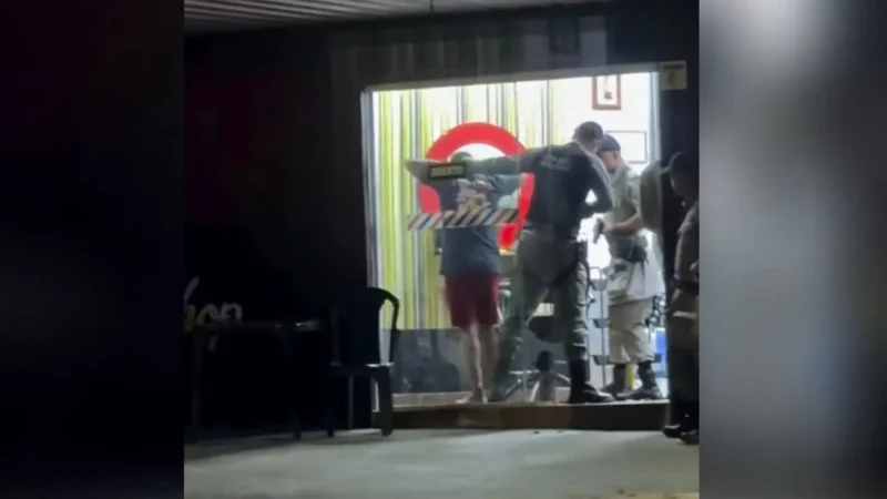 Cabeleireiro é preso suspeito de abusar de adolescente em barbearia