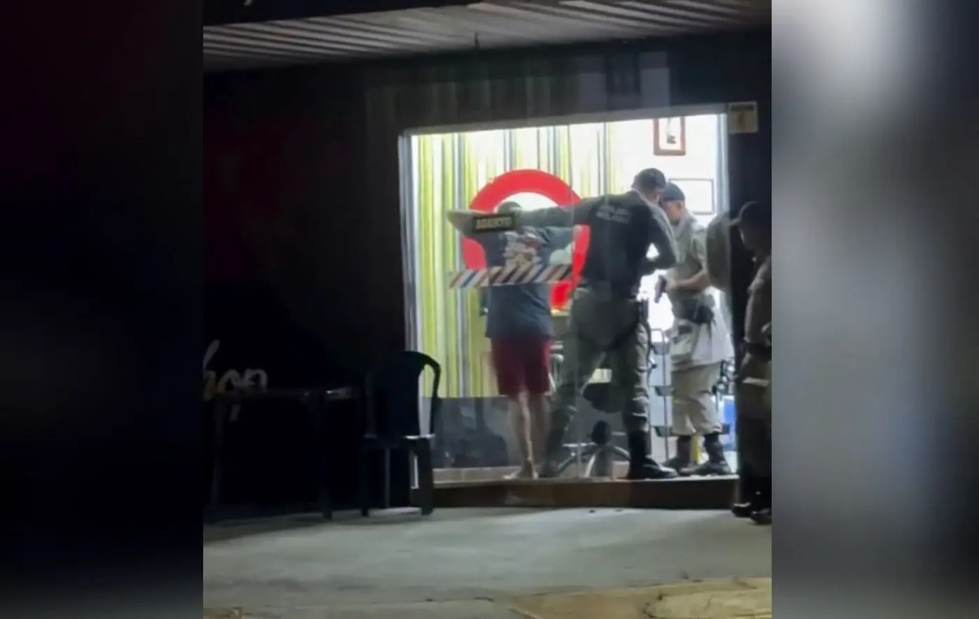 Cabeleireiro é preso suspeito de abusar de adolescente em barbearia
