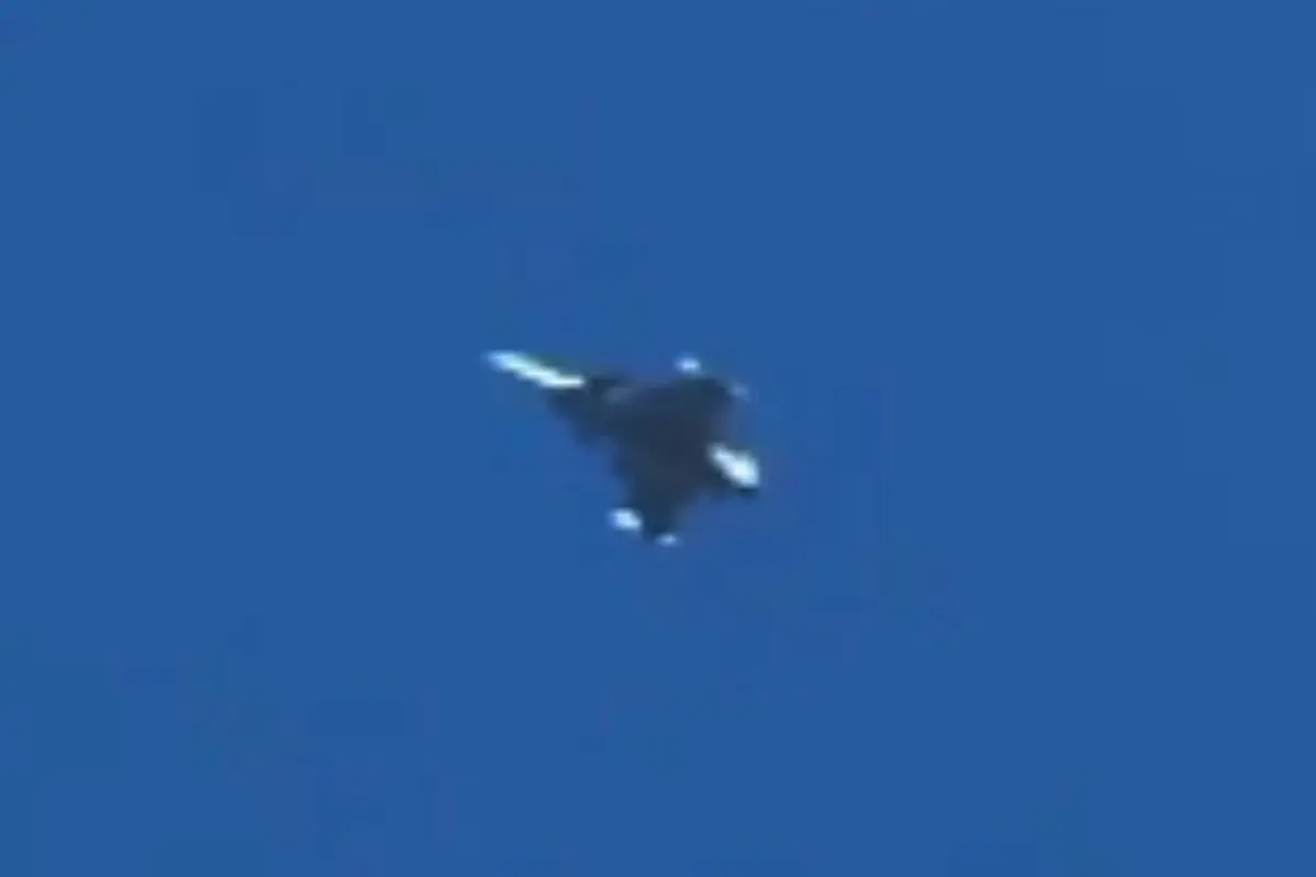 Caça da FAB faz voos rasantes e assusta moradores em Goiás; vídeo