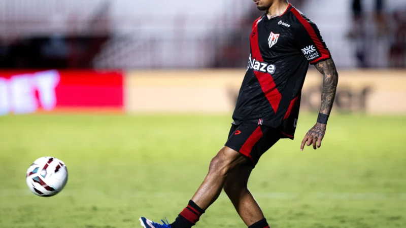 Contra o líder da Série B, Atlético tem desfalque na lateral e retorno de atacante