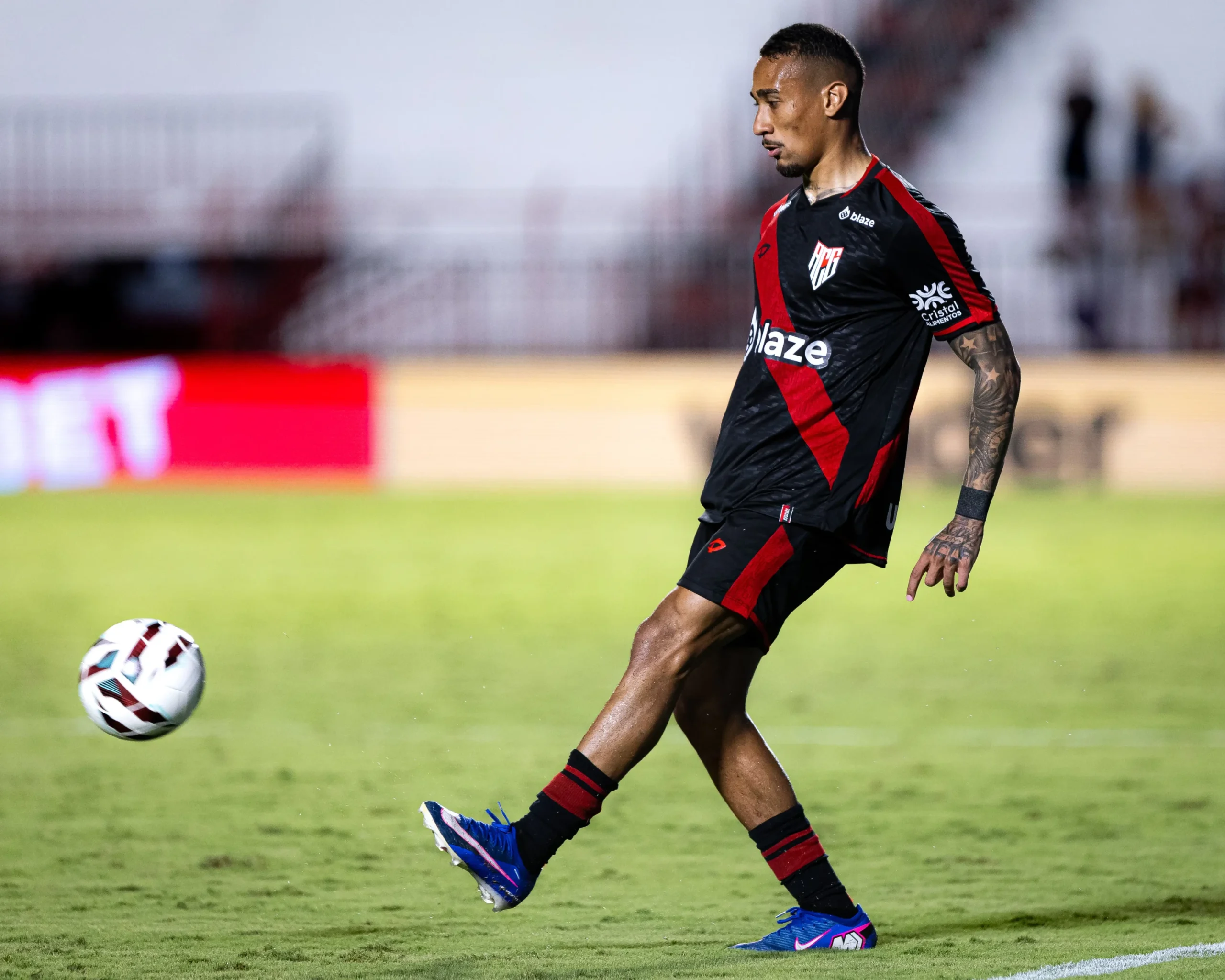 Contra o líder da Série B, Atlético tem desfalque na lateral e retorno de atacante