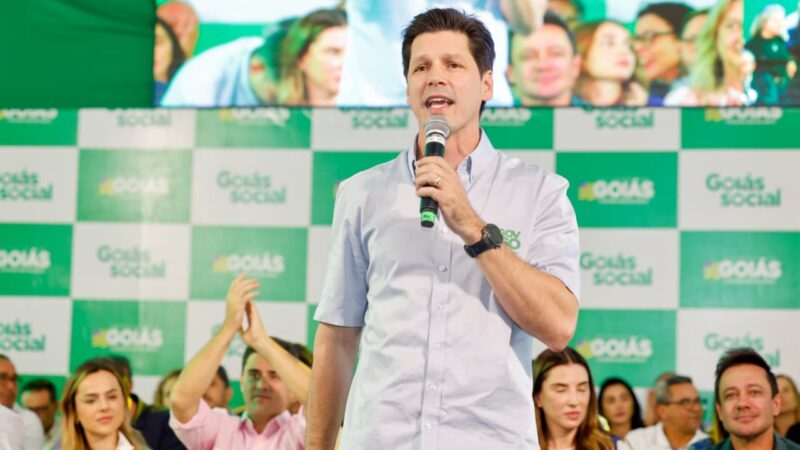 Daniel Vilela e Iara entregam 2,3 mil cartões em Luziânia