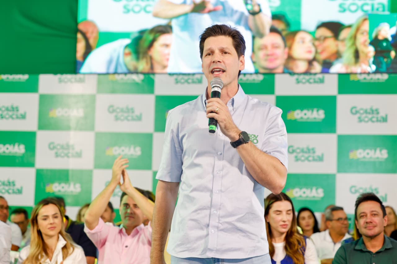 Daniel Vilela e Iara entregam 2,3 mil cartões em Luziânia