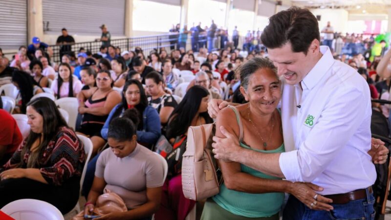 Daniel Vilela vistoria obras e entrega benefícios sociais em Alexânia