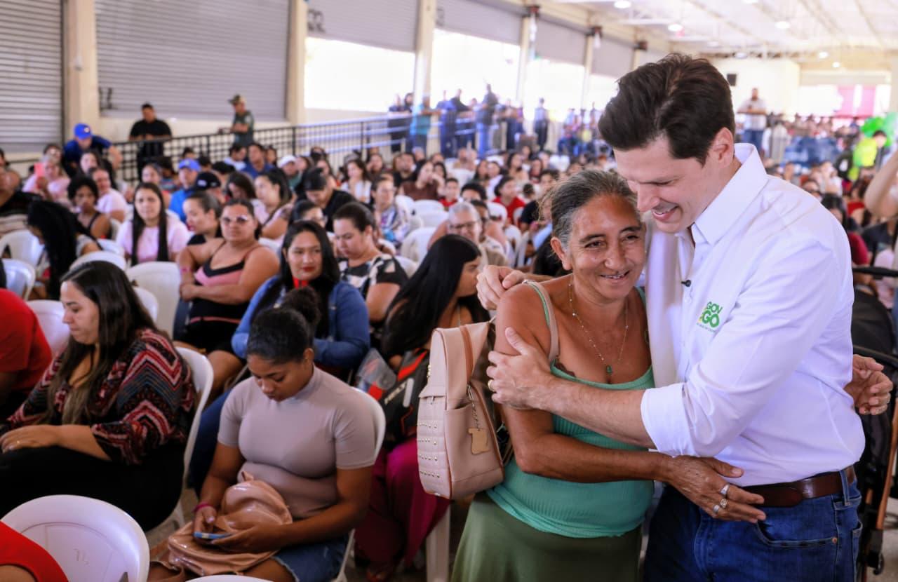 Daniel Vilela vistoria obras e entrega benefícios sociais em Alexânia