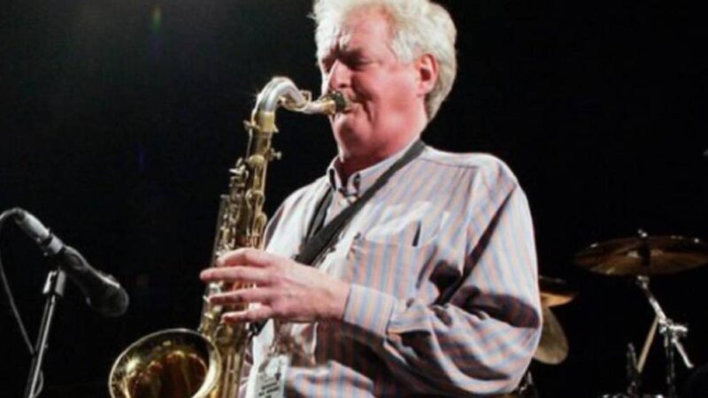 Morre Dick Parry, saxofonista histórico do Pink Floyd, aos 83 anos