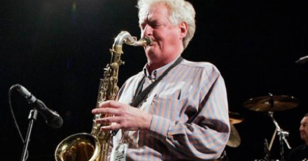 Morre Dick Parry, saxofonista histórico do Pink Floyd, aos 83 anos
