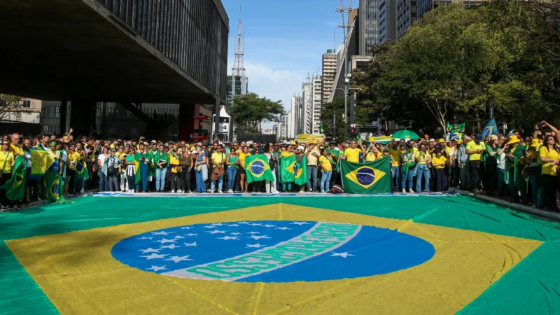 Direita e esquerda disputam espaço nas ruas
