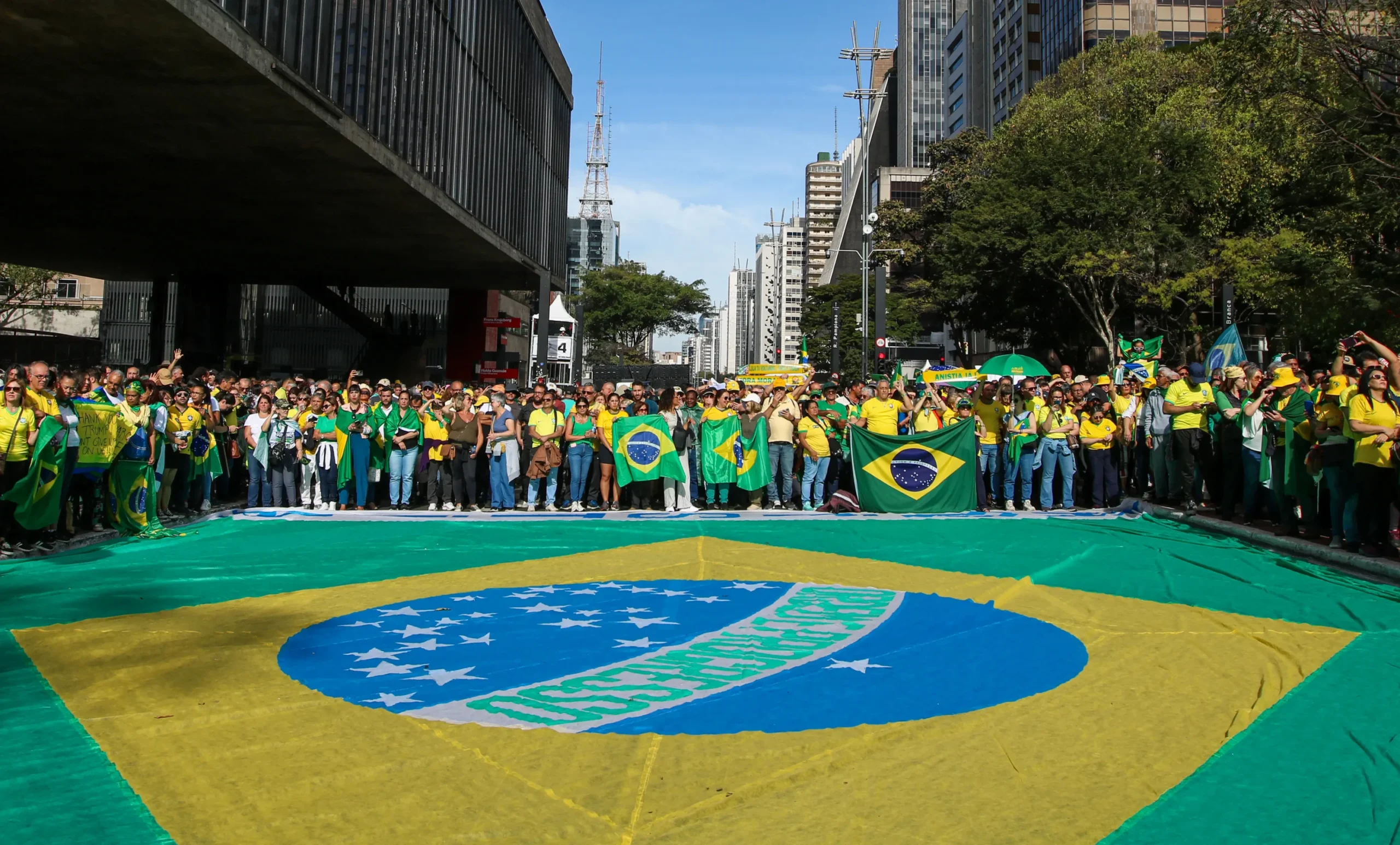 Direita e esquerda disputam espaço nas ruas