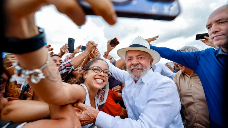 Elo de Flávio Bolsonaro com Vorcaro é caso de polícia, diz Lula