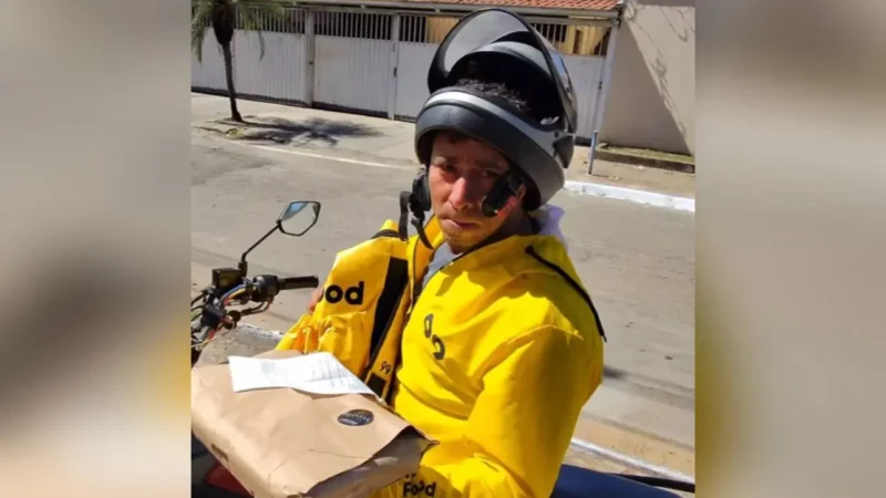 Empresário presenteia motoboy com marmita em Goiânia e descobre história marcada por luto e dificuldades