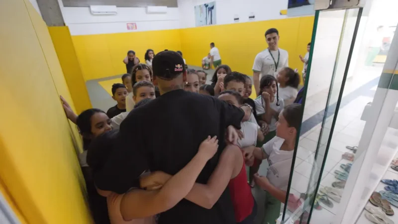 “Esse é o meu maior gol”, diz Neymar em visita surpresa a instituto que leva seu nome