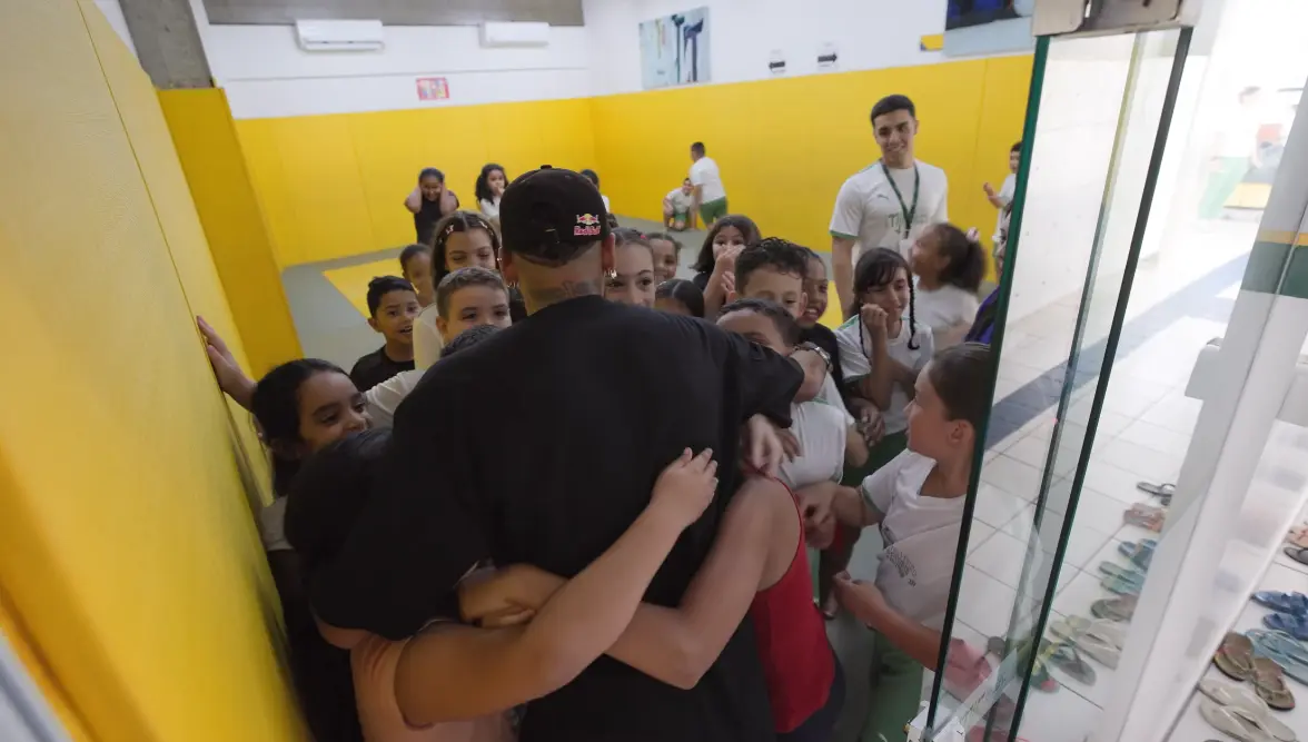 “Esse é o meu maior gol”, diz Neymar em visita surpresa a instituto que leva seu nome
