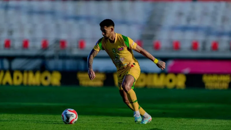 Ex-Goiás, lateral-esquerdo Jefferson vive boa fase no futebol da Indonésia