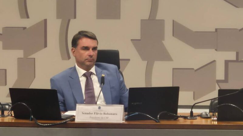 Como Flávio Bolsonaro reagiu à decisão de Moraes de suspender dosimetria