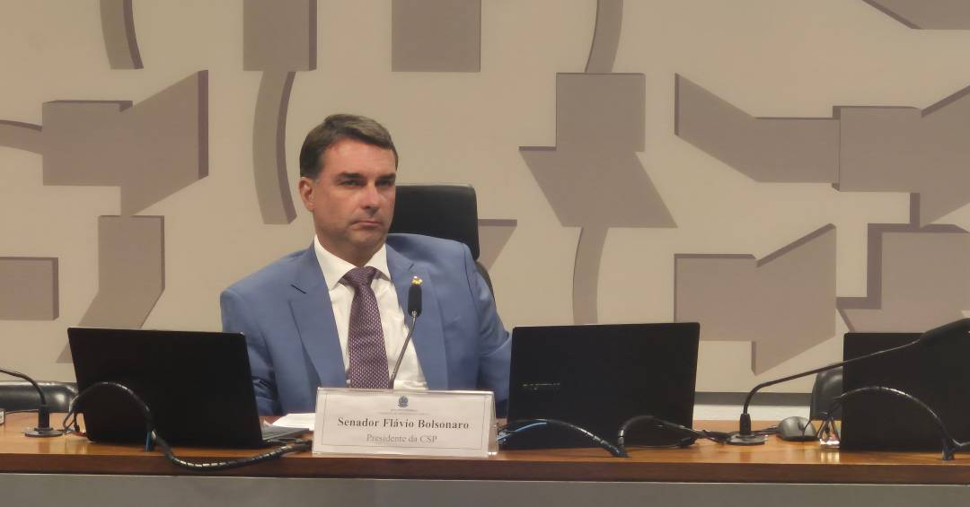 Como Flávio Bolsonaro reagiu à decisão de Moraes de suspender dosimetria