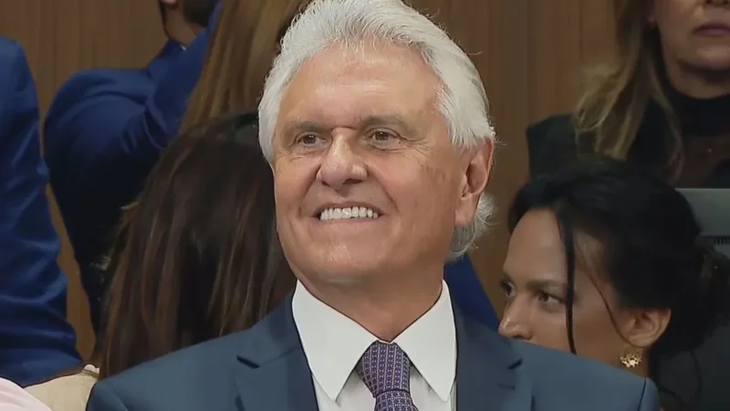 “Flávio Bolsonaro deve responder aos questionamentos”, diz Caiado sobre filme e Banco Master