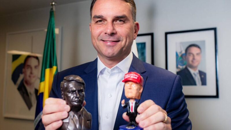 Flávio tenta encontrar Trump, após revelação de conexão com Vorcaro