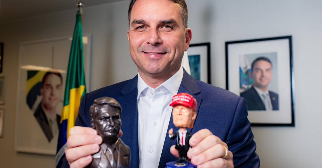 Flávio tenta encontrar Trump, após revelação de conexão com Vorcaro