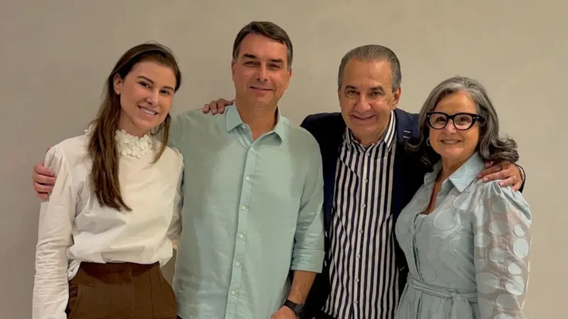 Flávio Bolsonaro sela reaproximação com Silas Malafaia e apoio na eleição em culto no Rio