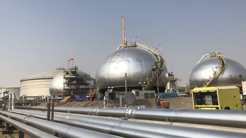 Opep+ vai aumentar produção de petróleo em meio a saída dos Emirados e bloqueio de Ormuz