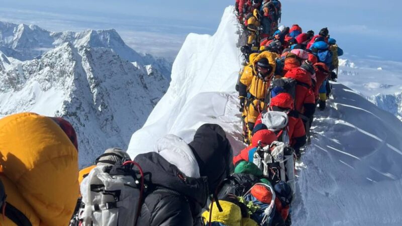 Recorde histórico de alpinistas no Everest gera congestionamento no cume; veja vídeo da fila