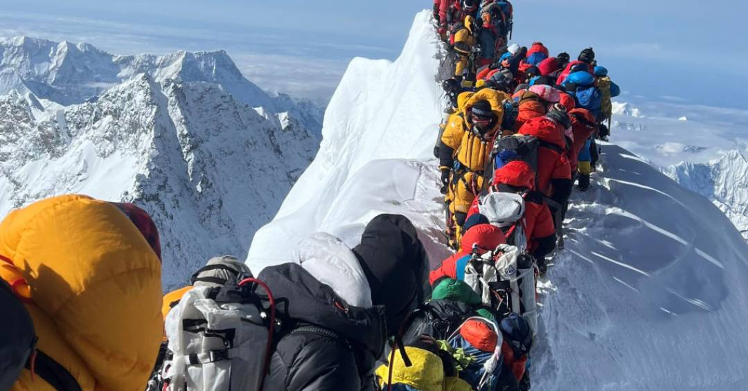 Recorde histórico de alpinistas no Everest gera congestionamento no cume; veja vídeo da fila