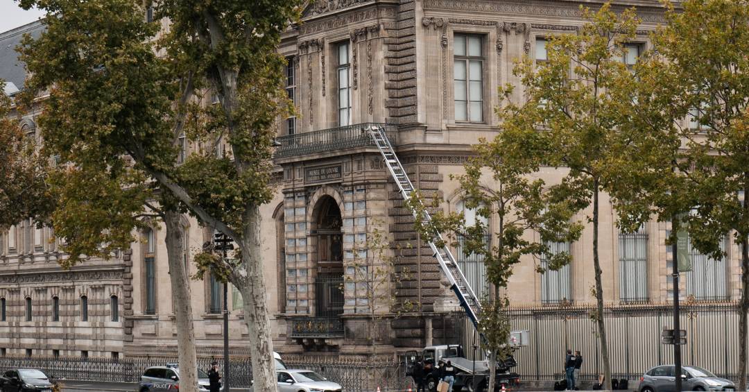 Relatório diz que Louvre negligenciou segurança em prol da ‘projeção e influência’ do museu