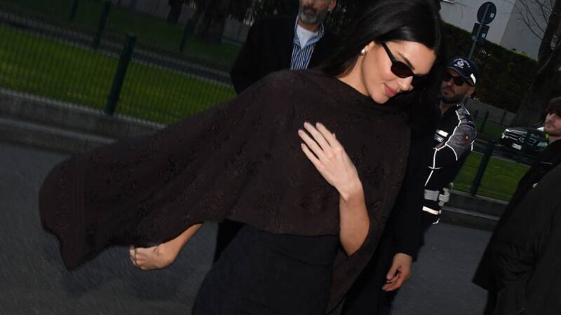 Kendall Jenner, Gucci e os novos códigos de desejo do vestido midi 90´s