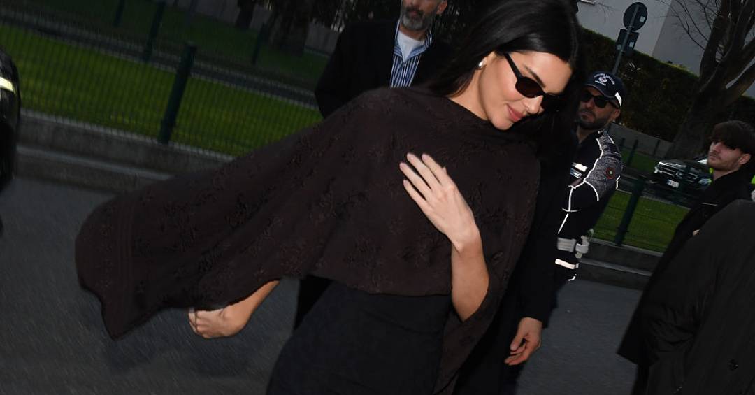 Kendall Jenner, Gucci e os novos códigos de desejo do vestido midi 90´s