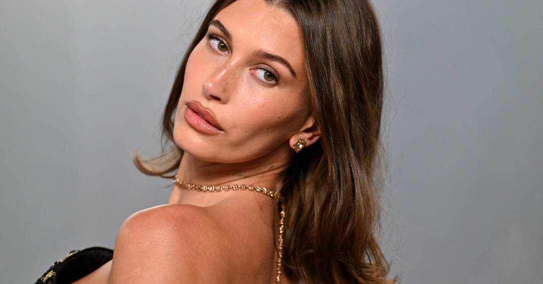 Rainhas dos cosméticos: Hailey Bieber personifica sucesso empresarial