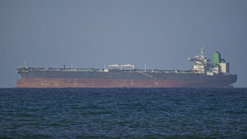 Trump diz que EUA vão escoltar navios parados no Estreito de Ormuz