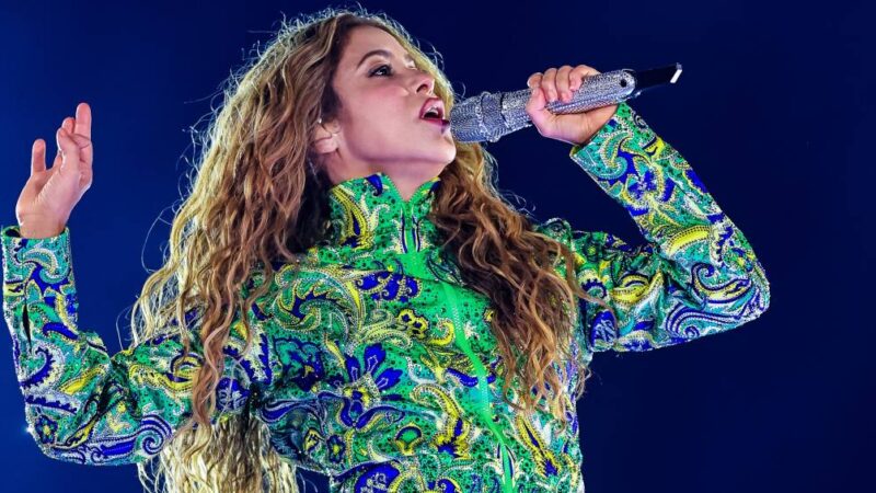 Lobacabana: Shakira uiva, rebola e até chega a cantar entre euforias no Rio