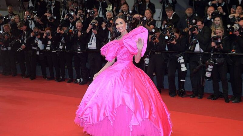 Cannes pinta o tapete vermelho de rosa