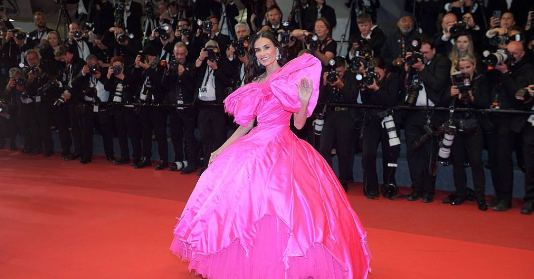 Cannes pinta o tapete vermelho de rosa